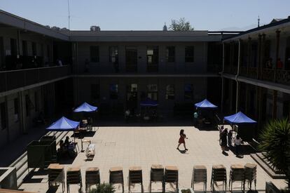 Vista general de un colegio electoral en Santiago de Chile. Los dos candidatos a La Moneda votaron temprano este domingo. Boric se mostró convencido de su victoria, mientras que Kast apostó por que será una “elección estrecha” con un margen de diferencia “por debajo de los 50.000 votos”.