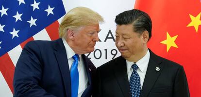 Donald Trump y Xi Jinping, presidentes de EE UU y China, se saludan en la última reunión del G20, celebrada el pasado 29 de junio en Osaka (Japón)