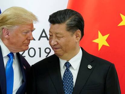 Donald Trump y Xi Jinping, presidentes de EE UU y China, se saludan en la última reunión del G20, celebrada el pasado 29 de junio en Osaka (Japón)