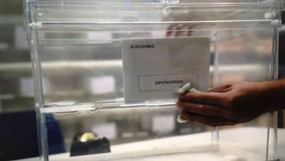 Una urna electoral en un almacén de Sevilla. 