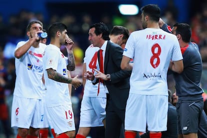 L'entrenador del Sevilla, Unai Emery, dna instruccions als seus jugadors.