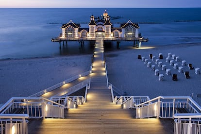 La mayor isla de Alemania, frente a la costa pomerana del mar Báltico, ofrece 60 kilómetros de playa de arena fina y balnearios de lujo, como los de Binz o Sellin, con un toque retro y nostálgico. El mismo que conserva el Rasende Roland, un ferrocarril de vía estrecha centenario que traslada a los turistas a cada una de estas estaciones termales a una velocidad de 30 kilómetros por hora. Pueblos de pescadores, casas señoriales, el parque nacional de Jasmund, los acantilados blancos de Stubbenkammer, y una ciudad-balneario igual de blanca, Putbus, completan la propuesta viajera en Rügen.