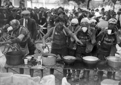 Ciclistas del Tour de Francia de 1924 se hidratan en una pausa en la carrera.