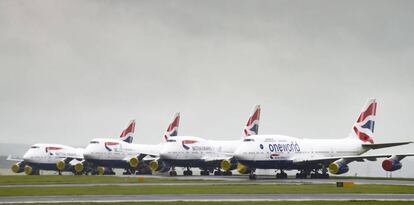 Aviones de British Airways estacionados en el aeropuerto de Cardiff.