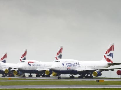 Aviones de British Airways estacionados en el aeropuerto de Cardiff.