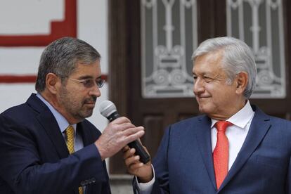 López Obrador cede el micrófono a Juan Ramón de la Fuente.