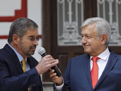 López Obrador cede el micrófono a Juan Ramón de la Fuente.