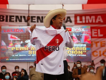 El candidato presidencial por el partido Perú Libre, Pedro Castillo, pronuncia un discurso durante un mitin de campaña en el norte de Lima el 18 de mayo de 2021.