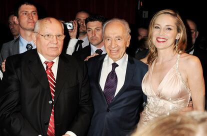 Gorbachov junto a Simon Peres y la actriz Sharon Stone.