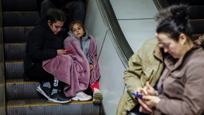 Civiles se refugian de los bombardeos rusos en una estación del metro de Kiev, en Ucrania, el pasado 11 de abril.