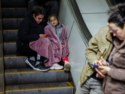 Civiles se refugian de los bombardeos rusos en una estación del metro de Kiev, en Ucrania, el pasado 11 de abril.