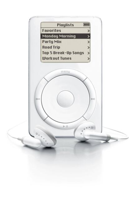 <p>El iPod no era el primer reproductor de mp3, pero solo aparecer logró eclipsar a los demás aparatos de similar función. La rueda de scroll con la que se navegaba el menú es una de las cimas del diseño aplicado. Por un lado le daba carácter al cacharro, por otro era extremadamente eficiente en su propósito. El frontal blanco —Apple ya había entrado el año anterior con el iBook G4 en su etapa blanca— y el reverso metálico. Borró del mercado a toda la competencia, relanzó la firma y hoy es uno de los pocos aparatos tecnológicos que la gente sigue guardando aunque no utilice.</p>