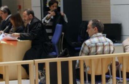 José María Bravo, de espaldas en el banquillo de los acusados, antes de empezar una de las sesiones del juicio.