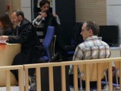 José María Bravo, de espaldas en el banquillo de los acusados, antes de empezar una de las sesiones del juicio.