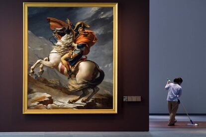 Uma empregada varre o chão perto do quadro 'Napoleão cruzando os Alpes', do francês Jacques-Louis David, no Louvre de Abu Dhabi. Treze museus franceses, incluídos o Museu D'Orsay e o Palácio de Versalles doarão também até 300 obras durante o primeiro ano, entre as que se incluem 'A Belle Ferronière', de Leonardo dá Vinci e um autorretrato de Vincent Vão Gogh.