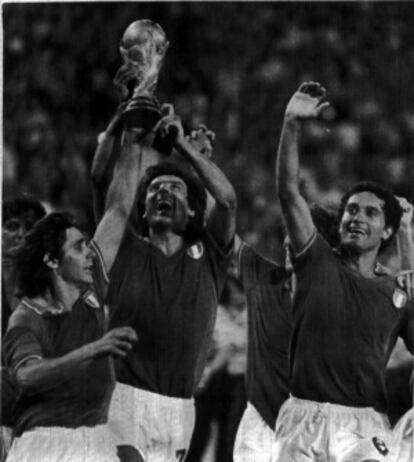 Claudio Gentile levanta el trofeo del Mundial de 1982 tras derrotar en la final a la selección alemana.