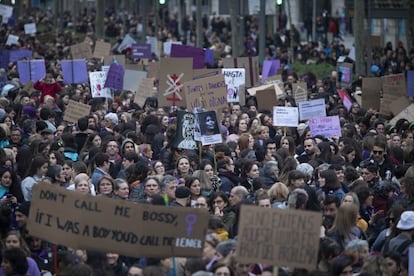 La Guàrdia Urbana de Barcelona ha cifrado en 50.000 personas los asistentes a la manifestación de este 8-M. El año pasado fueron 200.000, según la misma fuente. En la imagen, participantes en la manifestación de Barcelona. 