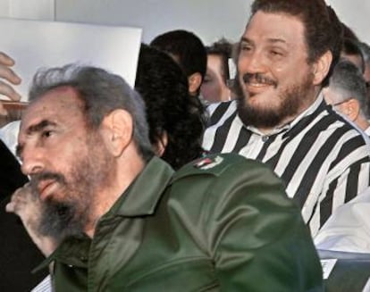 Fidel Castro Diaz-Balart com o pai, em 2002