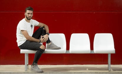 Sergi Gómez posa en la ciudad deportiva del Sevilla. 