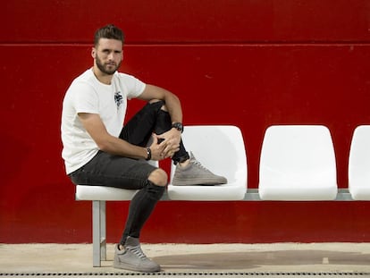 Sergi Gómez posa en la ciudad deportiva del Sevilla. 