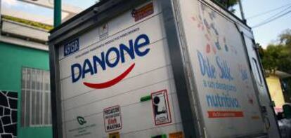 Logo de Danone en un camión de transporte de mercancías.