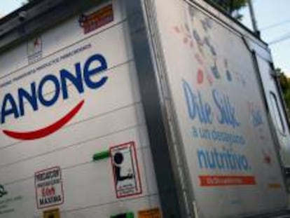 Logo de Danone en un camión de transporte de mercancías.