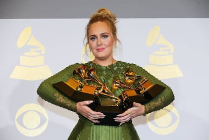 Adele sujeta los cinco premios ganados en los Grammys.