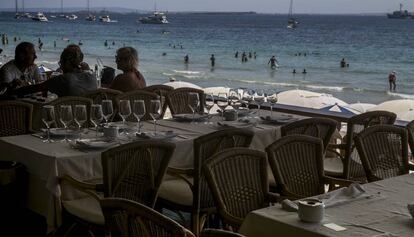 Comer en los chiringuitos —el de la imagen es uno del parque natural de Ses Salines en Ibiza— es un clásico en verano.