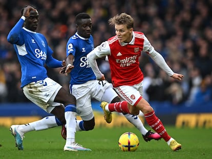 Odegaard conduce el balón ante Onana y Gueye, del Everton, el día 4.