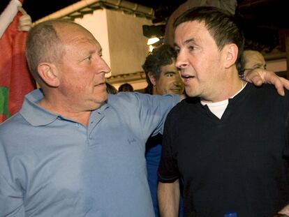 Otegi recibe el saludo de un militante de la <b><i>izquierda abertzale</b></i> <b>la noche electoral en Pamplona.</b>
