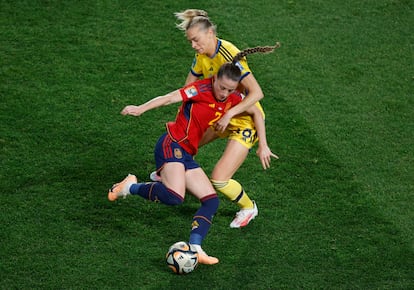 La jugadora de la selección de España Ona Batlle controla el balón ante la presión de la sueca Fridolina Rolfo.