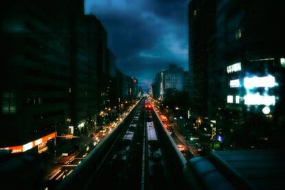 La red de metro de la capital taiwanesa cuenta con varios tramos exteriores. Las líneas que recorren estas secciones al aire libre permiten contemplar, desde un particular punto de vista (en la foto, la estación de Daan), la inmensidad de la ciudad. Al caer la noche estos tramos se llenan de escenas urbanas que describen con fuerza y misterio la nocturnidad taiwanesa.