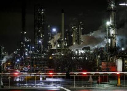 Vista de la entrada de la refinería de Total situada en el puerto de la ciudad de Amberes, en el norte de Bélgica, el 19 de noviembre del 2013. Dos personas han fallecido tras registrarse una explosión en esta refinería.