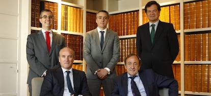 De pie, de izquierda a derecha, Fernando García Canales, director de Financial Advisory de Deloitte; Sergio Rodríguez, director para España y Portugal de Meridiam; y Juan José Clavería, director de Acciona Concesiones. Sentados, de izquierda a derecha, Julián Núñez, presidente de Seopan, y Pedro Michelena, presidente del Foro PPP.