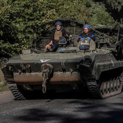 Ukrainian servicemen ride an armoured personnel carrier, amid Russia's attack on Ukraine, near the Russian border in Sumy region, Ukraine August 14, 2024. REUTERS/Viacheslav Ratynskyi