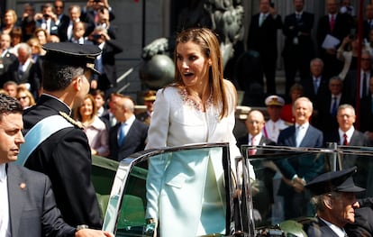 Don Felipe ayuda a la reina Letizia a subir al Rolls Royce Phantom IV 4AF18 (el mismo coche del día de su boda, pero esta vez con buen tiempo) para un recorrido hasta el Palacio Real, el 19 de junio de 2014.