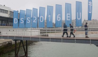 Banderas de San Sebastián 2016, el proyecto de Capital Europea de la Cultura, ondean en el puerto donostiarra en una imagen de archivo.