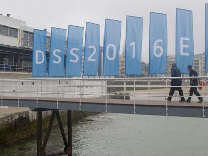 Banderas de San Sebastián 2016, el proyecto de Capital Europea de la Cultura, ondean en el puerto donostiarra en una imagen de archivo.