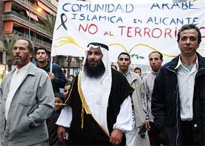 Miembros de la comunidad musulmana se sumaron ayer en Alicante a la manifestación que congregó a 250.000 personas.
