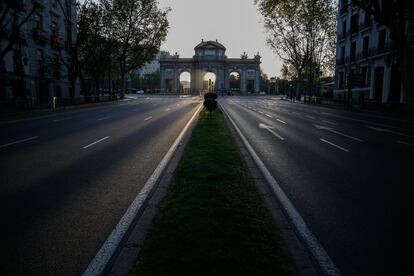 La Puerta de Alcalá sin automóviles este Sábado Santo.