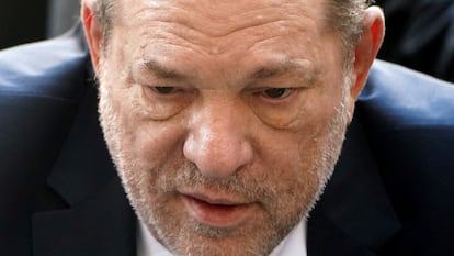 O produtor Harvey Weinstein chega ao tribunal que o condenou em Nova York, em 24 de fevereiro.