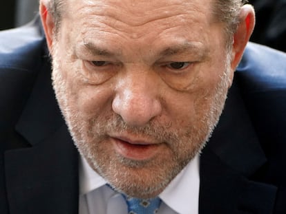 O produtor Harvey Weinstein chega ao tribunal que o condenou em Nova York, em 24 de fevereiro.