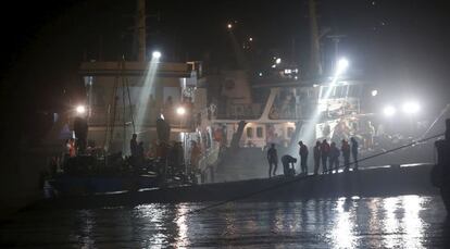 Miembros del equipo de rescate, sobre el barco hundido en el río Yangtsé.