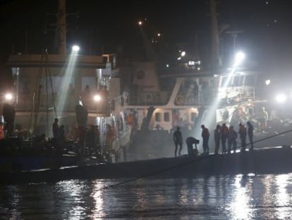 Miembros del equipo de rescate, sobre el barco hundido en el río Yangtsé.