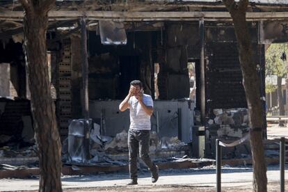 Un usuario del camping Doñana en Mazagón se lamenta tras ver los efectos del incendio.
