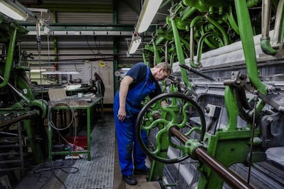 Un operario en una f&aacute;brica textil de Calais (Francia).