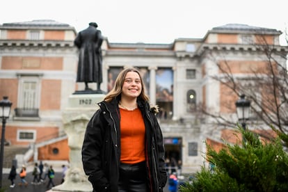 Inés de Villoutreys, 19 años, estudiante de animación, delante del Museo del Prado, en Madrid.