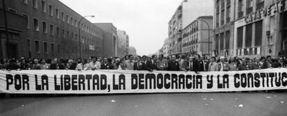 Cabecera de la marcha del 27 de febrero de 1981 en Madrid, en apoyo a la democracia. A la izquierda, detrás de la pancarta, se distingue a Felipe González y, a su derecha, Enrique Múgica, Simón Sánchez Montero, Nicolás Sartorius, José Luis Corcuera y José María Zufiaur, entre otros. También se observa en primera fila a Nicolás Redondo, Marcelino Camacho, Rafael Calvo Ortega y Agustín Rodríguez Sahagún. En la parte derecha de la foto figura Manuel Fraga.Camacho, Rafael Calvo Ortega y Agustín Rodríguez Sahagún. En la parte derecha de la foto figura Manuel Fraga.