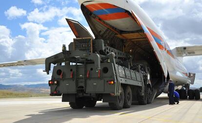 Un avión militar ruso transporta los S-400 desde Rusia a la base aérea de Mürted, en Ankara, este viernes.