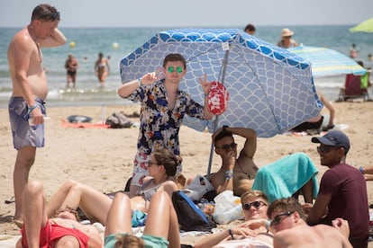 Benicàssim se encuentra ya en plena ebullición FIB con miles de jóvenes recorriendo los rincones de la localidad castellonense y poblando las playas del municipio, a la espera de que mañana el recinto del Festival Internacional abra sus puertas a cuatro días de música y ambiente festivo.